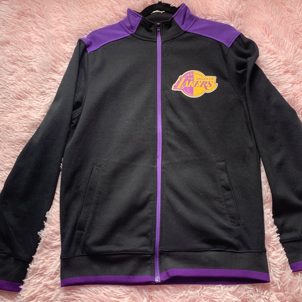 Lakers zip up